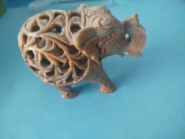 Сувенир, слониха у которой внутри слонёнок.Торг есть, т.к. незнаю