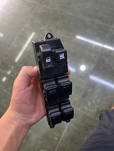 Блок управления боковыми стёклами. Кнопки на Toyota Corolla 2001г. -