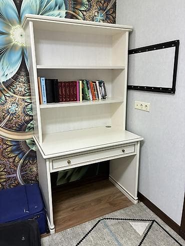 Столы: Компьютерный стол, Б/у, С полками — 1