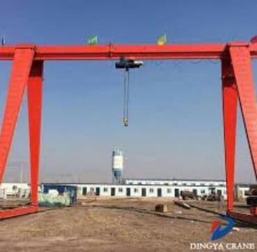 емкость 1 тонна: Козловой кран. Оснащён дистанционным пультом управления для удобства — 1