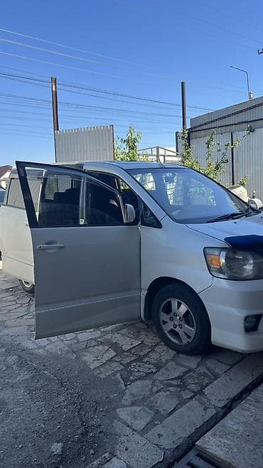 Toyota Noah: 2003 г., 2 л, Автомат, Бензин, Минивэн