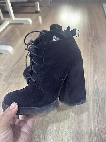 ботый: Черные женские ботильоны на высоком устойчивом квадратном каблуке. - — 1