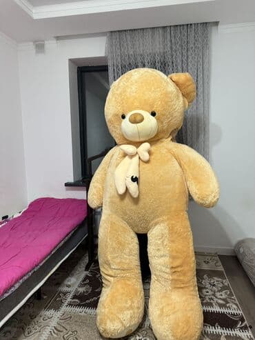 Огромная плюшевая мишка. - Высота: примерно с человека (около