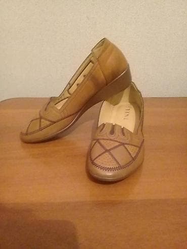 обувь на высокой подошве: Продаю новые туфли на удобной сплошной подошве 37 размер. Оригинально — 1