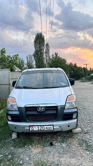 Унаа: Hyundai Starex: 2004 г., 2.6 л, Кол менен иштөөчү, Дизель, Вэн/Минивэн — 1