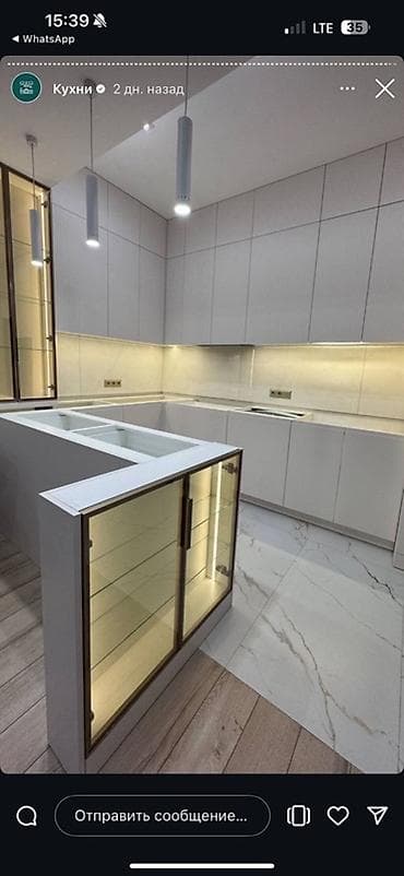 Современный кухонный гарнитур в стиле минимализм с полуостровом. -