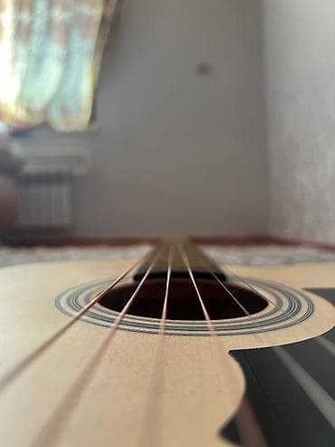 сумка для ключей: Акустическая гитара с комплектом аксессуаров. Особенности: - — 6