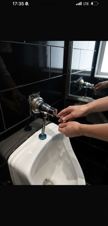 устанавливаем унитазы: Универсальный писсуар белого цвета с хромированным смывным клапаном — 1