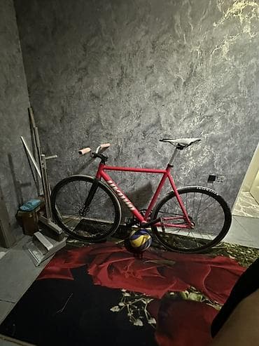 Спорт и хобби: Фикс‑байк (fixed gear) с трековой геометрией в яркой розовой — 2