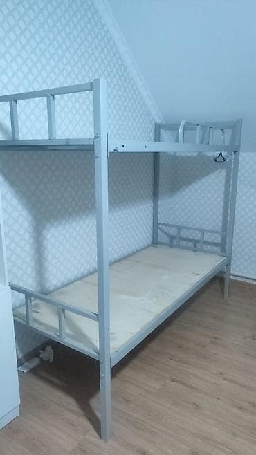 Металлическая двухъярусная кровать имеется 3 штуки - Прочная сварная