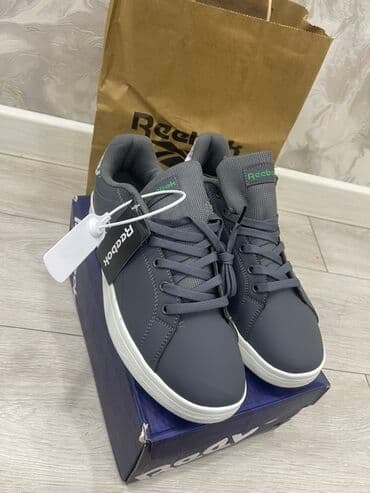 искры для обуви: Кроссовки Reebok, низкие, серого цвета с белой подошвой и логотипами — 2