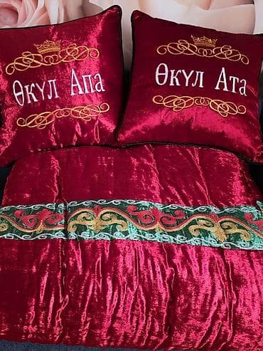 Набор декоративного текстиля в национальном стиле: две подушки и