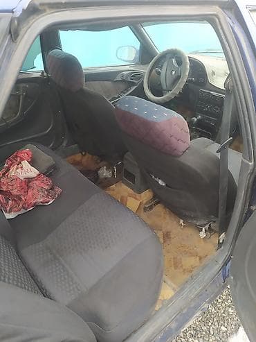 daf адиночка: Седан синего цвета, 4 двери. Компактный кузов с обтекаемым дизайном — 4