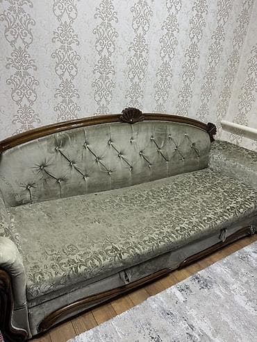 старинный диван: Прямой диван — 1