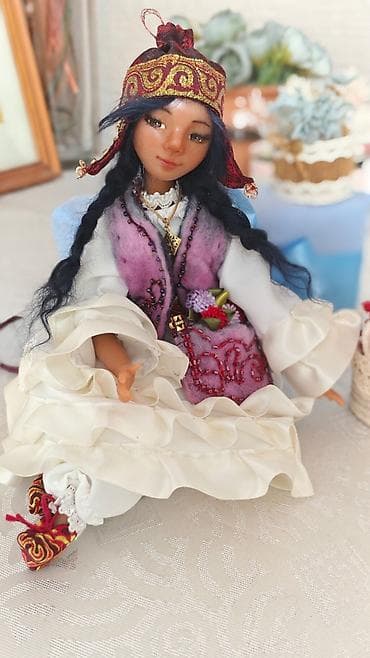 в единственнои экземпляре: Национальный костюм, Женский — 2