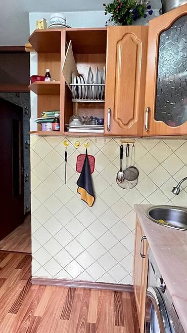 Квартиры: 3 комнаты, 58 м², 9 мкр 104 серия, 4 этаж, Косметический ремонт — 10
