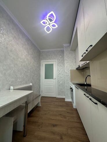 продаю 2х команатную квартиру в 7 мкр: 2 бөлмө, 51 кв. м, Элитка, 7 кабат, Евроремонт — 3