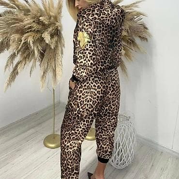 красно степная: Женский комплект: костюм с леопардовым принтом + сумка. новый — 2