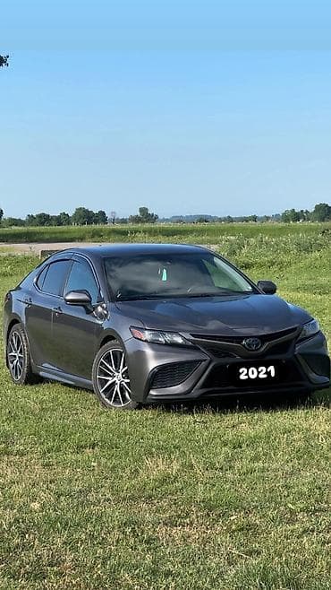 малометражка машина: Toyota Camry: 2021 г., 2.5 л, Вариатор, Гибрид, Седан — 1
