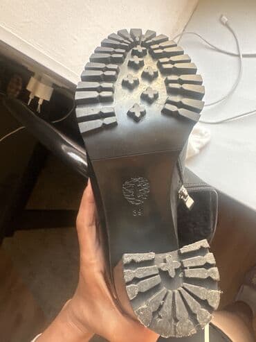 Сапоги: Продаю сапоги зимние натуральные кожы 39 размер покупала в Москве цена — 10