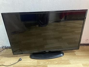 Телевизоры: Телевизор TCL, диагональ около 32–40". Плоская LED‑панель — 1