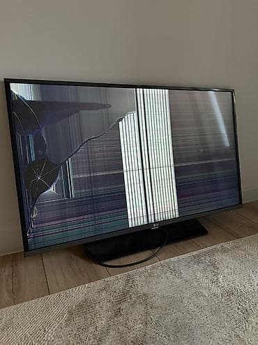 треснул экран: Телевизор LG, диагональ примерно 40–43". Корпус с тонкими рамками — 3