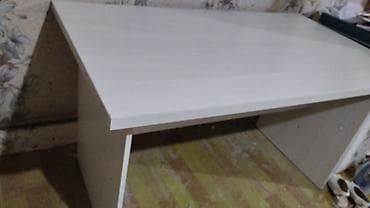 study lamp: Простой письменный/компьютерный стол из ЛДСП светлого оттенка (близко — 1