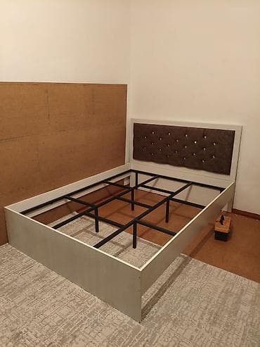 4 ка: Двуспальная кровать с мягким изголовьем и прочным металлическим — 1