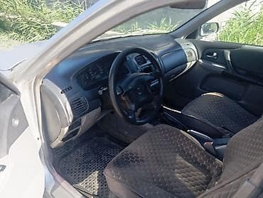 Унаа: Mazda 323: 2000 г., 1.6 л, Кол менен иштөөчү, Бензин, Хетчбек — 6