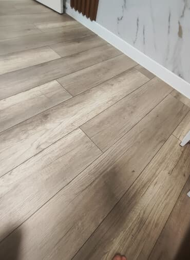 Услуга по профессиональной укладке ламината, обеспечивающая