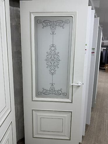 Межкомнатная дверь классического стиля с декоративным остеклением. -