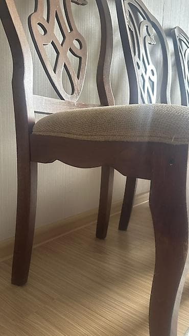 small table: Продается большой, прочный стол вместе со стульями, из натурального — 9