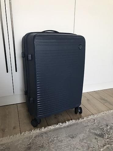 чемодан бу: Чемодан, Б/у, Материал: Пластик, Средний (40 - 70 л), Вращающиеся колеса на 360°, Кодовый замок, На колесах — 1