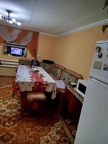 Үйлөр: Продаю 2-этажный кирпичный дом. 4 комнаты, площадь - 125 кв.м. На — 9