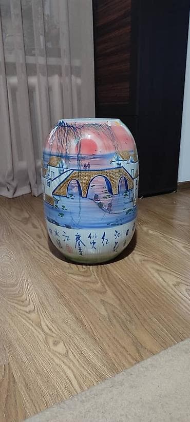 Очень красивая, интерьерная ваза, в прекрасном состоянии для любителей