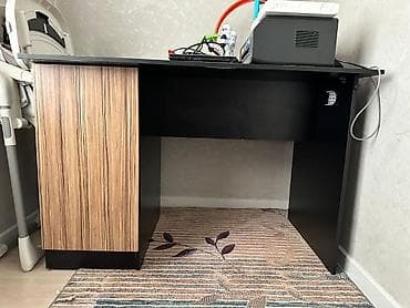 Возможен торг. Письменный/компьютерный стол с распашной тумбой