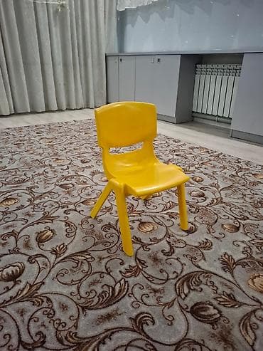 Оборудование для детского сада - кроватки, парты, столы. Б/у в