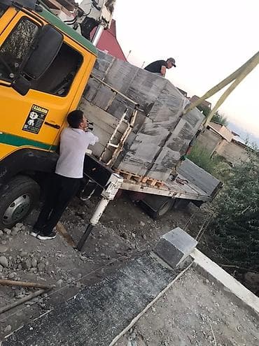 Пустотелые бетонные блоки, предназначенные для строительных работ