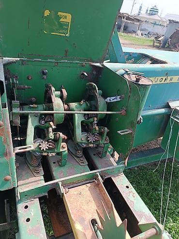 Тюкопресc-подборщик John Deere (похоже на линейку малых прямоугольных — 3