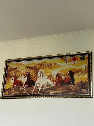 Картина,ручной вышивки с изображением бегущих лошадей на фоне горного