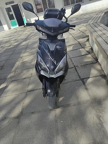 cvt: Скутер 50 см³ (визуально класс 49–50сс), городской, черный. Основные — 3