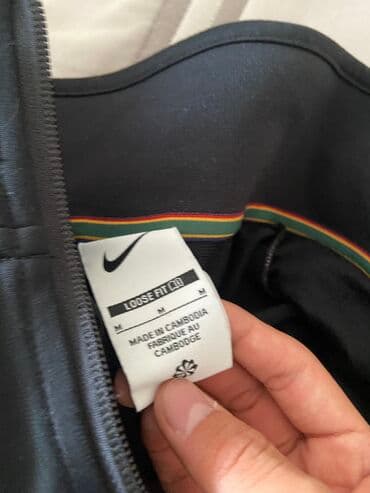 спортивное оборудование: Спортивная куртка Nike с молнией по всей длине.
оригинал
размер М — 2