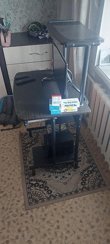 детские письменные столы: Компьютерный стол, С полками — 3