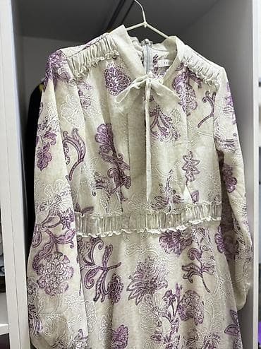 Платья: Платье миди с принтом - Цвет/принт: бежевый фон с сиренево-фиолетовым — 2