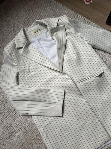 Набор женской одежды (4 предмета) 1) Жакет в тонкую вертикальную