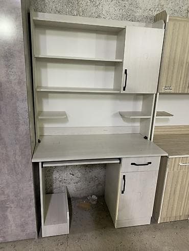 трюмо компьютерный стол: Компьютерный стол, Новый, С полками — 1