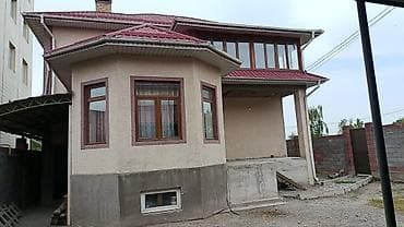 бекер уй: Двухэтажный дом с огороженным участком и коваными воротами угловое — 4