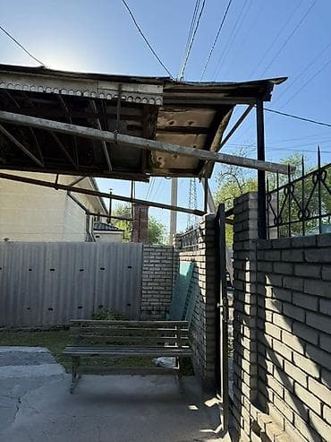 гараж кирпич: Продаётся кирпичный дом с двором и хозяйственным участком.3 жилые — 3