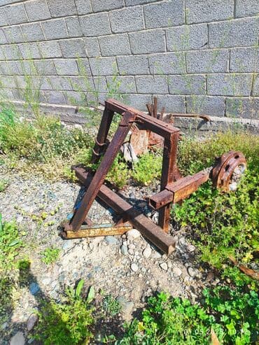 покрышки трактор: Гусеничный трактор оранжевого цвета, оснащенный кабиной для оператора — 2