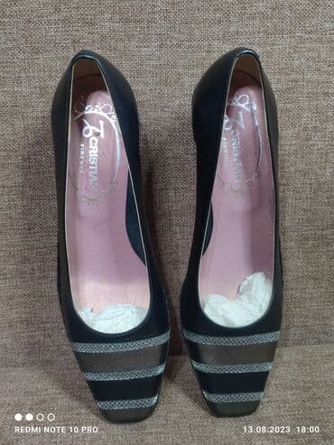 Элегантные туфлина среднем каблуке